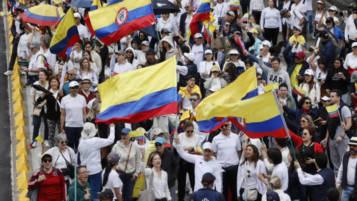 Colombianos condenan el atentado contra el candidato Uribe Turbay, que sigue en estado crítico