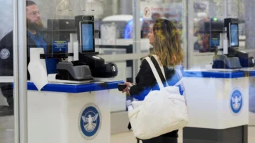 4 preguntas para entender cómo las restricciones de viaje anunciadas por Trump afectan a ciudadanos de Venezuela y Cuba
