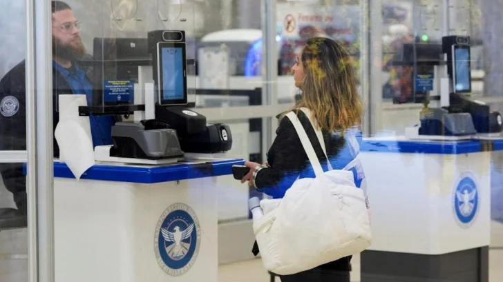 4 preguntas para entender cómo las restricciones de viaje anunciadas por Trump afectan a ciudadanos de Venezuela y Cuba