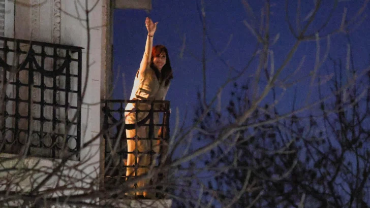 Cristina Kirchner comienza a cumplir prisión domiciliaria tras confirmarse su sentencia a 6 años de cárcel por corrupción en Argentina