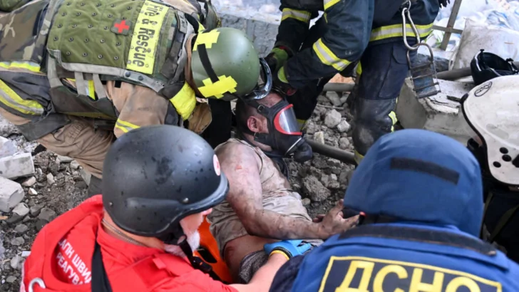 Al menos cinco muertos en nuevos y potentes ataques rusos en Ucrania