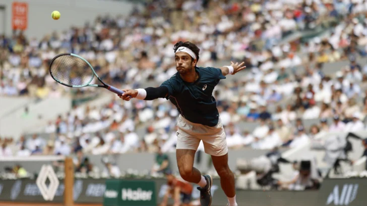 Alcaraz-Musetti y Sinner-Djokovic, entre la tierra al cielo en París Alcaraz-Musetti y Sinner-Djokovic, entre la tierra al cielo en París