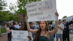 La Casa Blanca suspende las visas para los nuevos estudiantes extranjeros de la Universidad de Harvard