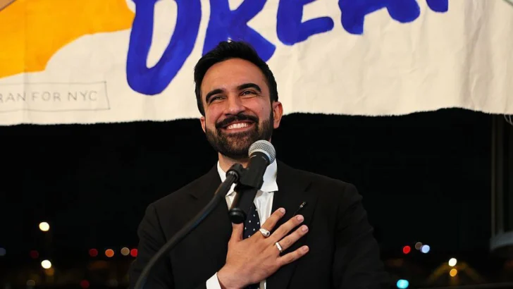 Quién es Zohran Mamdani, el joven socialista y musulmán que venció a uno de los de los más experimentados políticos demócratas en la candidatura por la alcaldía de Nueva York