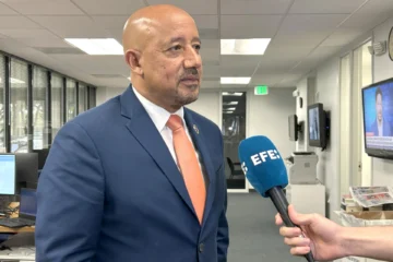  MIAMI (ESTADOS UNIDOS), 03/06/2025.- El alcalde de Lawrence, Brian DePeña, habla durante una entrevista con EFE este martes, en Miami (Estados Unidos). DePeña lamentó que las autoridades estadounidenses recurran a mentiras para esconder el valor de los migrantes en Estados Unidos, creando un caldo de cultivo que favorece su arresto. EFE/Hugo Barcía