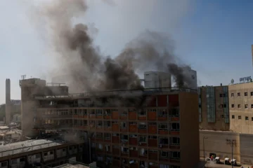 Irán golpea un hospital del sur de Israel y el ejército israelí bombardea un reactor nuclear iraní en una intensa noche de ataques