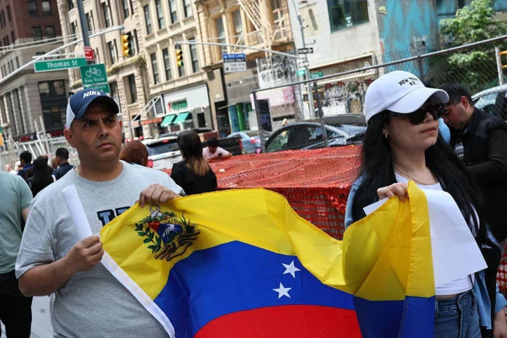 Tristeza e incertidumbre: testimonios de venezolanos afectados por las restricciones de viajes de Trump