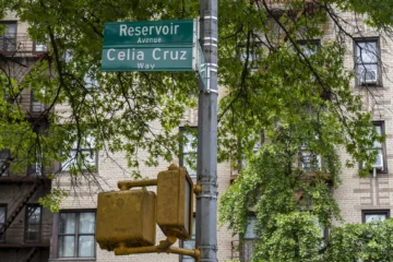  NUEVA YORK (ESTADOS UNIDOS), 06/06/2025.- Fotografía del 27 de mayo de un aviso en una calle del Bronx que lleva el nombre de Celia Cruz Way, en Nueva York (EE.UU.). Se cumple este año el centenario del nacimiento de Celia Cruz, una cubana de origen humilde, explosiva personalidad y potente voz que trascendió fronteras. Reconocida como 