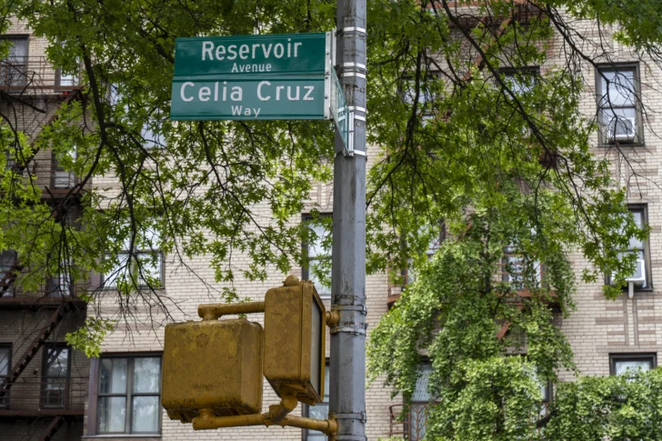  NUEVA YORK (ESTADOS UNIDOS), 06/06/2025.- Fotografía del 27 de mayo de un aviso en una calle del Bronx que lleva el nombre de Celia Cruz Way, en Nueva York (EE.UU.). Se cumple este año el centenario del nacimiento de Celia Cruz, una cubana de origen humilde, explosiva personalidad y potente voz que trascendió fronteras. Reconocida como 
