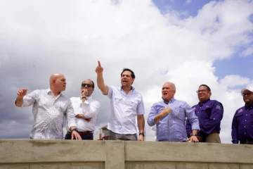 Roberto Ángel Salcedo visita construcción de obras culturales en Ciudad Juan Bosch