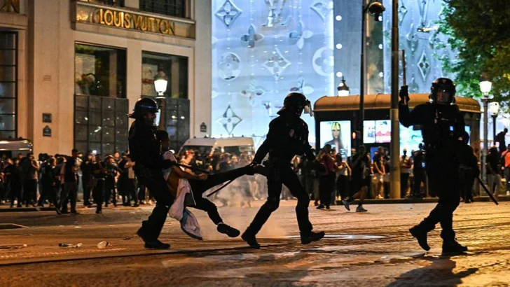 Dos muertos y cientos de detenidos en Francia durante los disturbios en los que degeneraron los festejos por la victoria del PSG en la Champions League