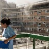 Un misil de Irán impacta un hospital del sur de Israel y el ejército israelí bombardea un reactor nuclear iraní en una intensa noche de ataques