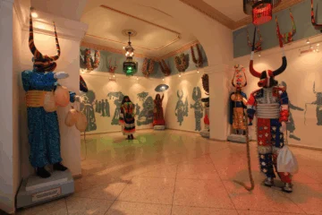  Salón del Carnaval de Santiago, creado por quien suscribe cuando era viceministro de Cultura. Ubicado en el Palacio Consistorial, frente al Parque Duarte. Es un ejemplo de la cultura como propiedad social y comercial; precisamente, son los carnavales dominicanos.