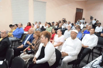  En primer plano la escritora Elena Ramos Grullón.