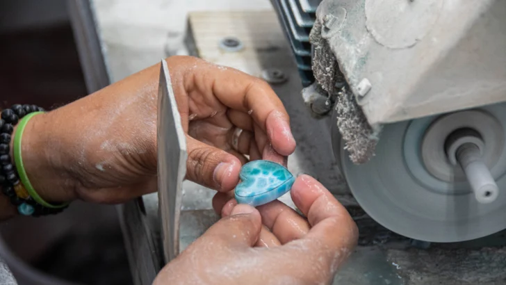 El larimar conquista mercados como Hong Kong, Tailandia y Estados Unidos El larimar conquista mercados como Hong Kong, Tailandia y Estados Unidos