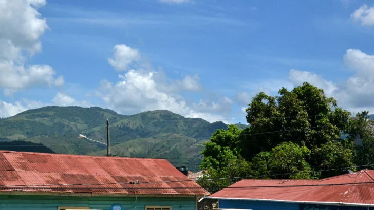 El COE extiende alertas por lluvias a causa de una vaguada y una onda tropical El COE extiende alertas por lluvias a causa de una vaguada y una onda tropical
