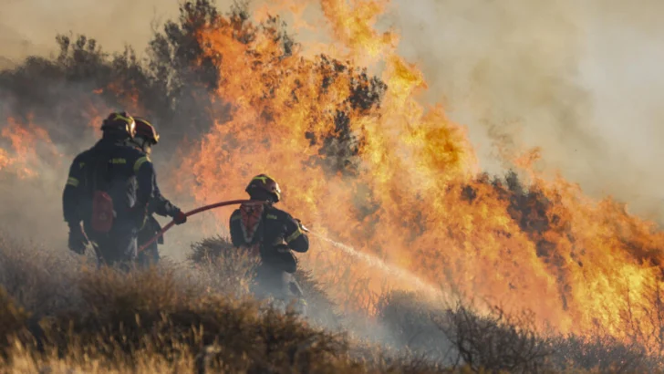 Grecia: más de 5.000 evacuados por incendio en Creta, los vientos complican la extinción