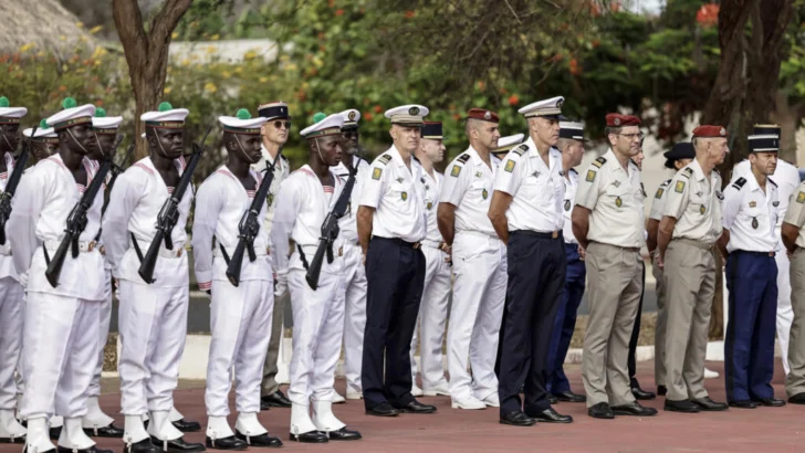 Francia cierra sus últimas bases en Senegal y pone fin a 65 años de presencia militar