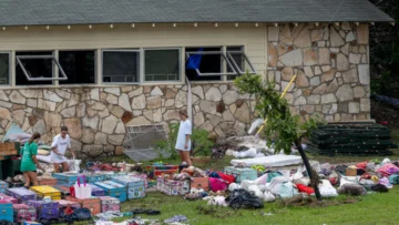 Profundamente destrozados: la tragedia en un campamento de niñas por las inundaciones en Texas
