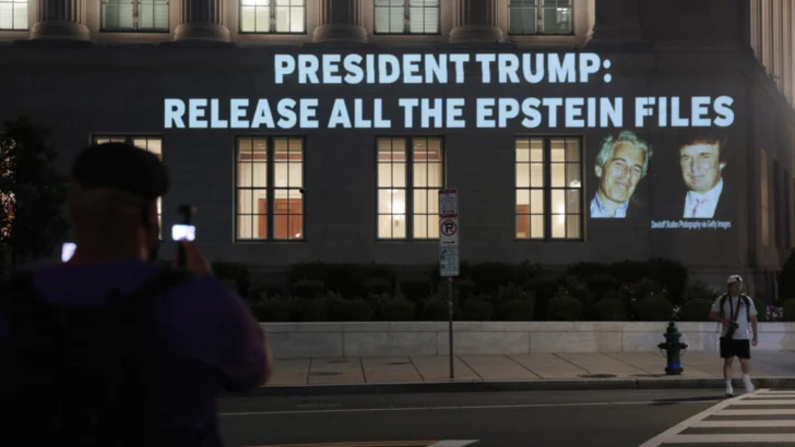 Caso Epstein: Trump reclama diez mil millones de dólares al «Wall Street Journal» por difamación