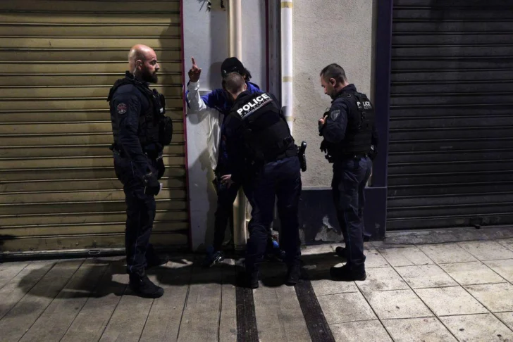 Los controvertidos toques de queda para menores en varias ciudades de Francia con los que intentan controlar la violencia vinculada al tráfico de drogas