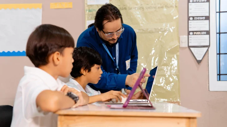 'La IA va a proporcionar una forma de aprender en las aulas mucho más rica': el optimismo sobre la inteligencia artificial del pionero de las tecnologías de la educación