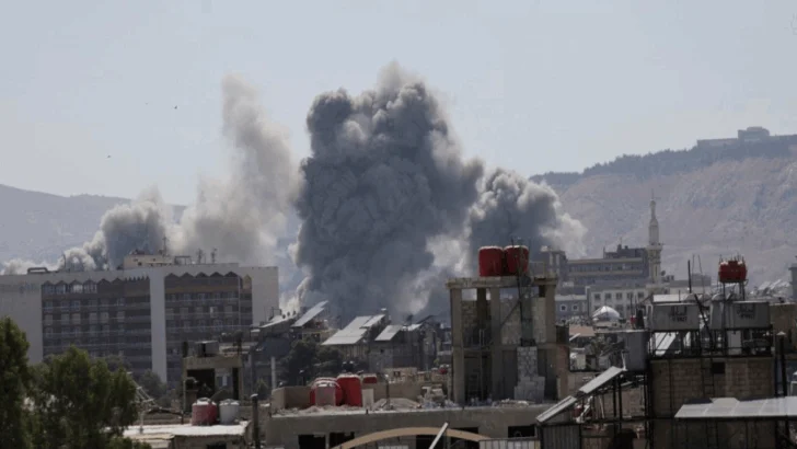 Por qué Israel bombardeó la sede central del ejército de Siria en Damasco y otros objetivos en el sur del país