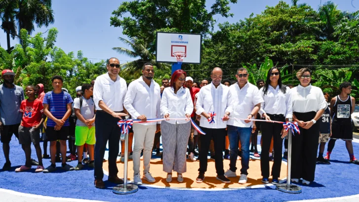 Juega RD Banreservas reconstruye dos canchas en Samaná Juega RD Banreservas reconstruye dos canchas en Samaná