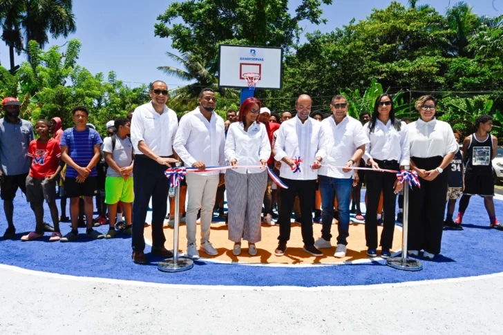 Juega RD Banreservas reconstruye dos canchas en Samaná