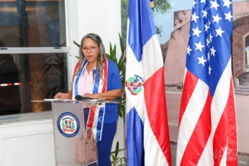  La presidenta del Círculo de Periodistas de la Salud, CIPESA-EEUU, periodista Rose Mary Santana, quien destaca el programa educativo que beneficia a personal hospitalario de República Dominicana.