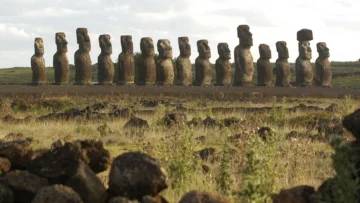 'Algún día volverán al océano': la lenta destrucción de los moái en la Isla de Pascua (y los que dudan sobre si esforzarse en conservarlos)