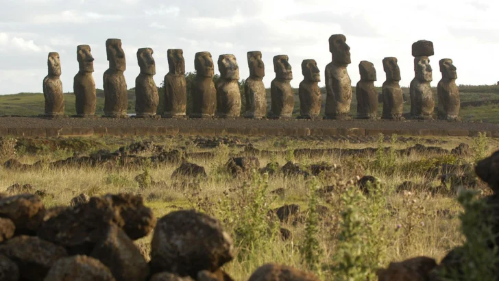 'Algún día volverán al océano': la lenta destrucción de los moái en la Isla de Pascua (y los que dudan sobre si esforzarse en conservarlos)
