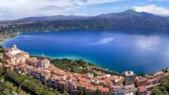 Cómo es Castel Gandolfo, el palacio de verano de los papas que es más grande que el Vaticano y que León XIV ha vuelto a usar para vacacionar