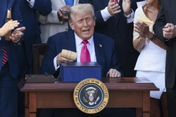 Trump promulga su ley presupuestaria Trump promulga su ley presupuestaria