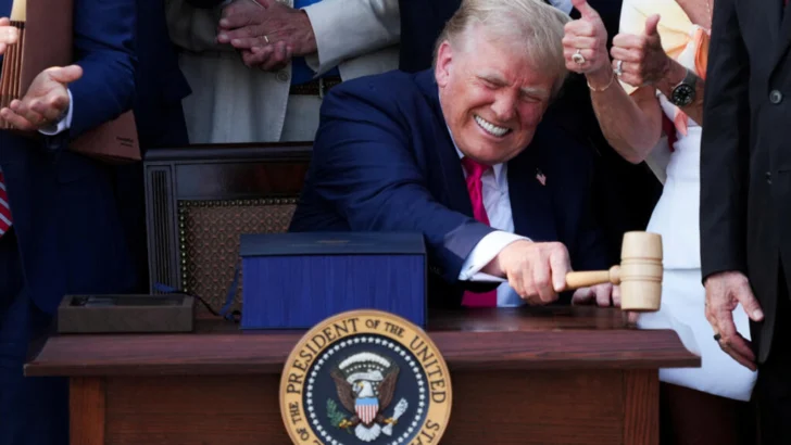Trump sella su primera gran victoria legislativa con la firma de la controvertida ley fiscal