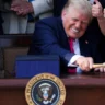 Trump sella su primera gran victoria legislativa con la firma de la controvertida ley fiscal