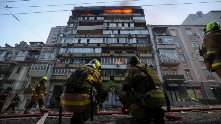 Dos muertos en nuevo ataque ruso a Kiev; la Comisión Europea crea fondo para atraer inversión privada a Ucrania
