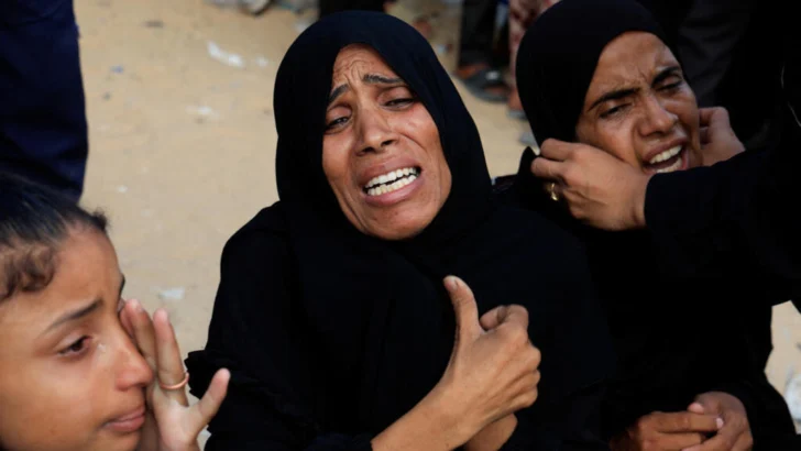 Israel mata decenas de gazatíes, mientras Trump espera solución a diálogos de tregua esta semana