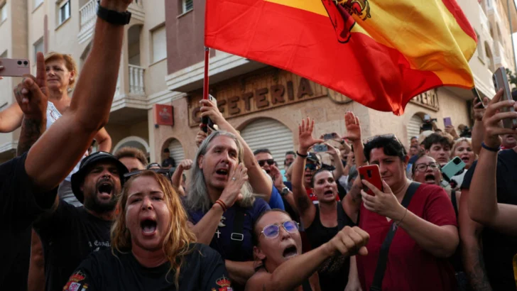 Vox propone deportar masivamente a inmigrantes, pero ¿es posible aplicar a España el modelo de Trump?