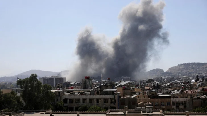 Israel ataca Damasco, mientras continúan enfrentamientos entre las fuerzas sirias y la minoría drusa