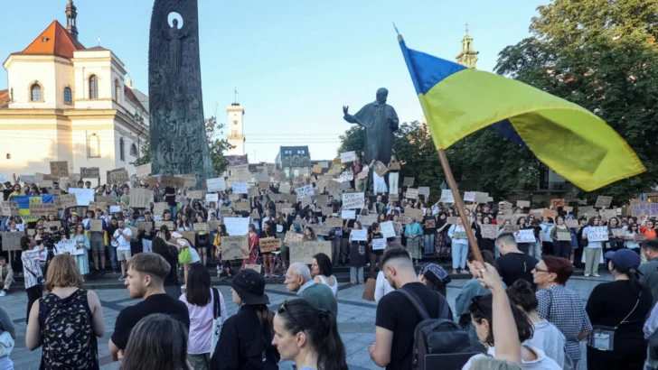 Inéditas protestas en Ucrania: ¿qué cambia la ley sobre agencias anticorrupción que despierta indignación?