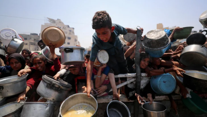 Israel dice que reanuda el lanzamiento aéreo de ayuda en Gaza, a medida que aumenta el hambre