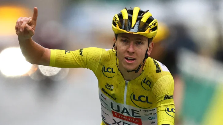 Tadej Pogacar gana su cuarto Tour de Francia, por encima de la competencia pero no de las críticas