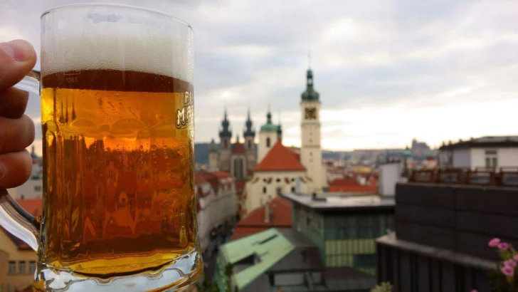 Qué es la 'diplomacia de la cerveza' que practica la nación europea donde esta bebida puede ser más barata que el agua