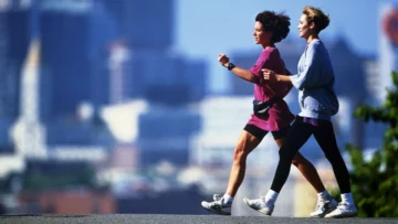 Qué es la caminata japonesa que se ha popularizado en las redes sociales y qué tan beneficiosa es realmente para la salud