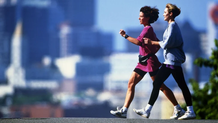 Qué es la caminata japonesa que se ha popularizado en las redes sociales y qué tan beneficiosa es realmente para la salud