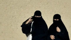 La CPI emite órdenes de arresto contra dos dirigentes talibanes por la persecución de las mujeres