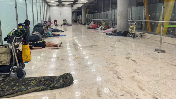"Prefiero dormir aquí que en la calle": los migrantes y personas sin hogar que encontraron un refugio en el aeropuerto de Madrid durante varios meses