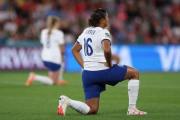 Por qué las jugadoras de la selección inglesa dejarán de arrodillarse como hacían hasta ahora para protestar contra el racismo