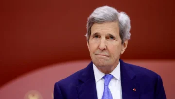 'Trump tenía razón': el demócrata John Kerry dice que su partido y Biden permitieron el asedio de los migrantes a la frontera de EE.UU.